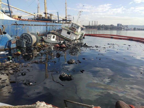 Ελευσίνα: Μισοβυθισμένο ρυμουλκό προκάλεσε μικρής έκτασης θαλάσσια ρύπανση