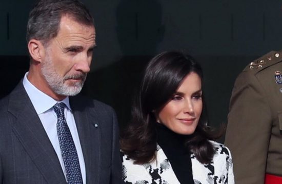 Υπέρκομψη η βασίλισσα Λετίθια με ένα εντυπωσιακό σακάκι που μπορείτε να βρείτε στα Zara
