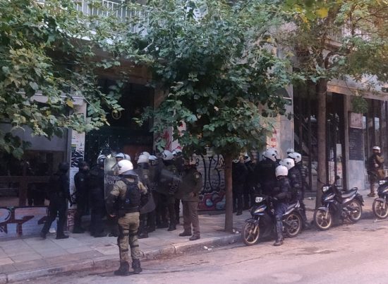 Eπιχείρηση της Αστυνομίας για εκκένωση κατάληψης στα Εξάρχεια-Κλειστοί δρόμοι
