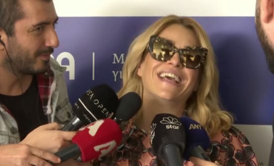 Η Τζένη Μπότση βγήκε από το μαιευτήριο και έκανε τις πρώτες της δηλώσεις (video)