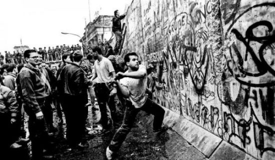 To KKE κάνει εκδήλωση ενάντια στην πτώση του τείχους του Βερολίνου: «Ήταν αντιφασιστικό»!