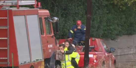 Εικόνες «αποκάλυψης» στην Κινέτα-Συνεχίζεται ο απεγκλωβισμός ατόμων