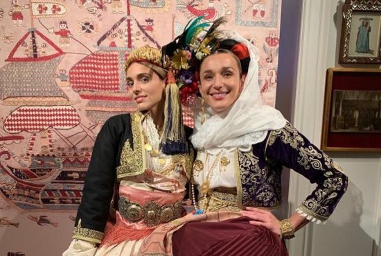 Μαριάννα Γουλανδρή, Κάτια Ζυγούλη και Σάκης Ρουβάς με παραδοσιακές φορεσιές