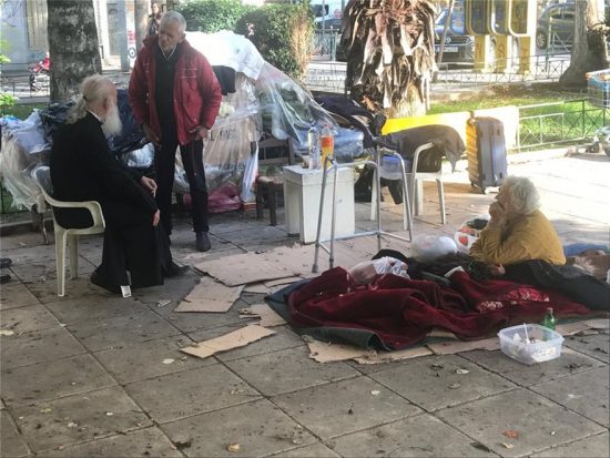 Ιερώνυμος: Καλύπτει τα έξοδα στέγασης σε ζευγάρι αστέγων που ζούσε σε προαύλιο εκκλησίας