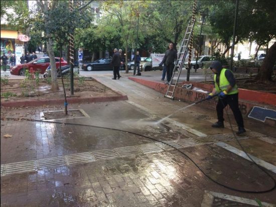Ο Δήμος Αθηναίων καθαρίζει και στολίζει χριστουγεννιάτικα την πλατεία Εξαρχείων