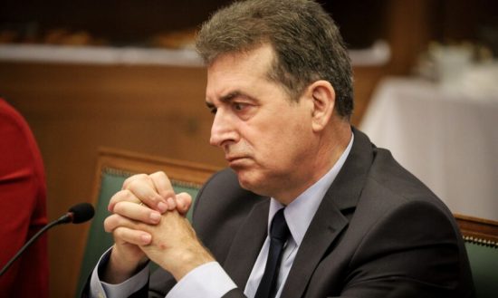 Τρικάκια πέταξαν έξω από το σπίτι του Μιχάλη Χρυσοχοΐδη