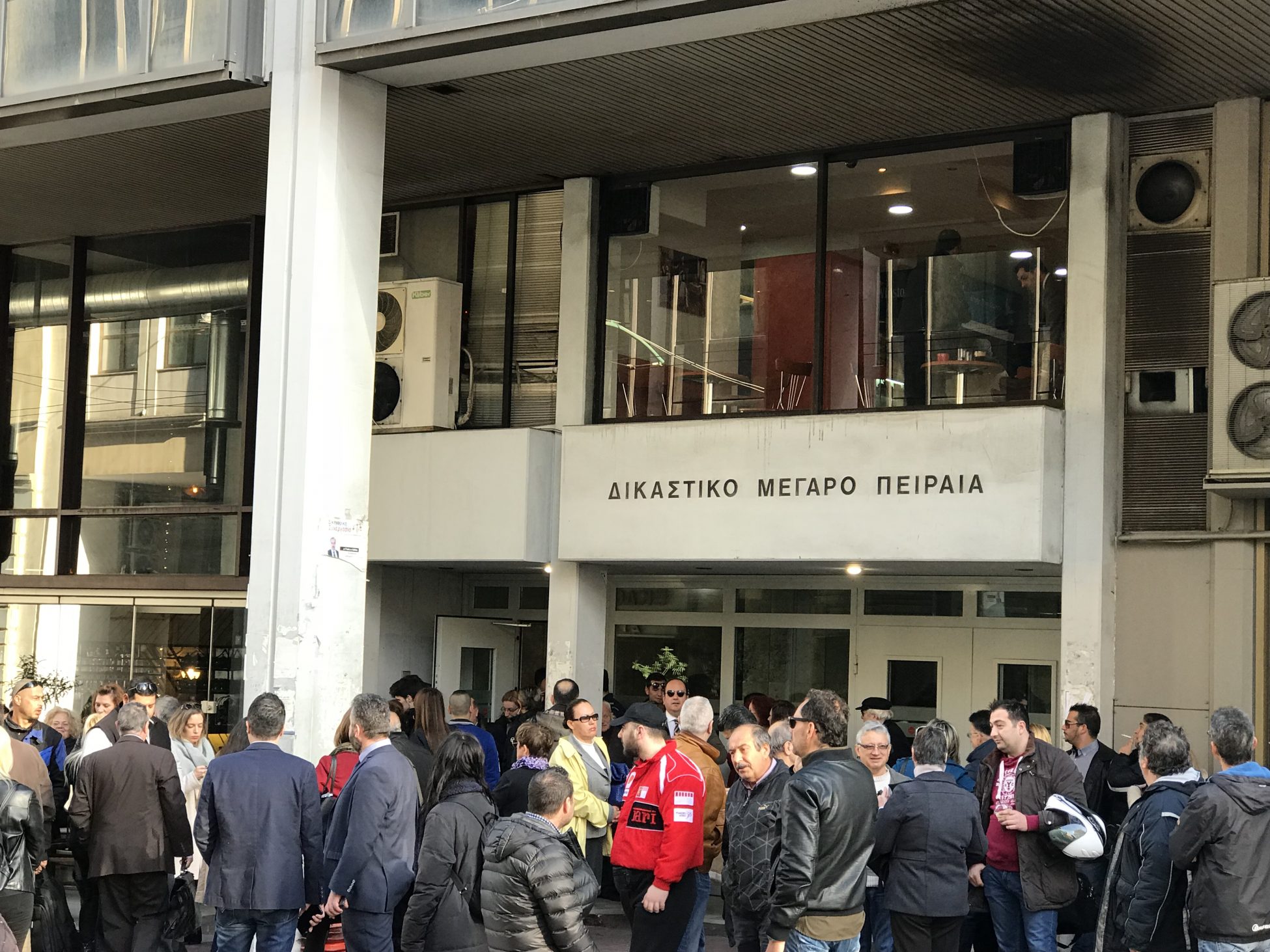 Ξυλοκόπησαν αστυνομικό και τον γιο του στα δικαστήρια Πειραιά