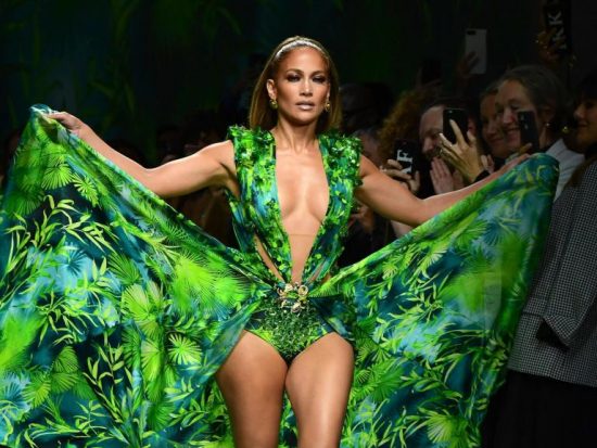 Versace: Μήνυση κατά της Fashion Nova για το θρυλικό φόρεμα της Τζένιφερ Λόπεζ