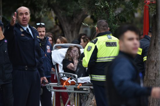 Φωτιά σε μεγάλο ξενοδοχείο της Αθήνας στη Συγγρού – Διασωληνωμένη 24χρονη γυναίκα (video)
