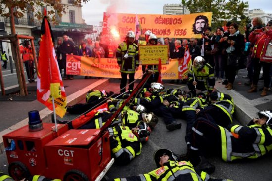 Παρίσι: Έντονα επεισόδια και δακρυγόνα στη διαδήλωση κατά της μεταρρύθμισης του συνταξιοδοτικού συστήματος