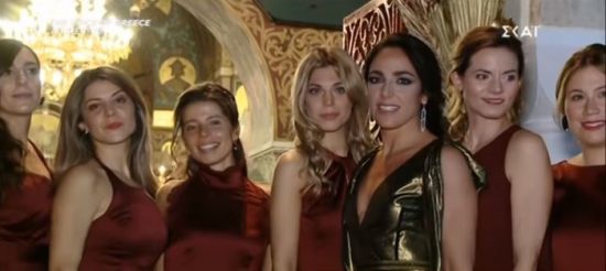 To Kitsch της Δόμνας: Πώς η κ. Μιχαηλίδου ακροβατεί σε τεντωμένο (πολιτικό) σχοινί με χρυσοπράσινο φόρεμα και Chanel μπαλαρίνες 