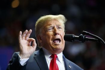 Οργή Τραμπ: «Γελοίες οι κατηγορίες εις βάρος μου – Συνεχίζεται το κυνήγι μαγισσών»