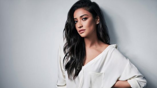 Super μαμά: Η Shay Mitchell φωτογραφίζεται θηλάζοντας την κόρη της