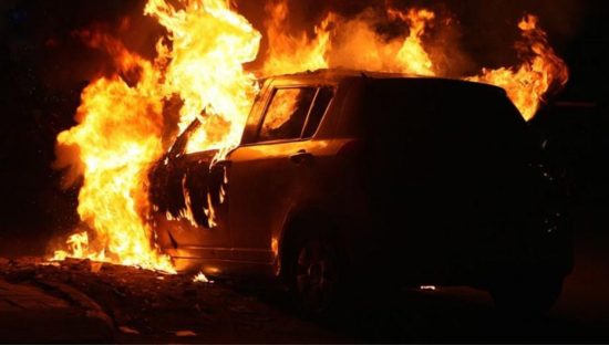 Μπαράζ εμπρηστικών επιθέσεων: Κάμερα κατέγραψε τους δράστες στο Κολωνάκι-Έρχονται συλλήψεις