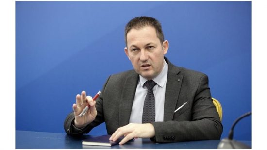 Πέτσας: Δεν θα ισχύσει ο νόμος για την επιχορήγηση των εφημερίδων