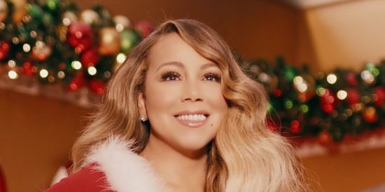 Η Mariah Carey επέστρεψε με νέο video για το «All I Want for Christmas is You» (video)