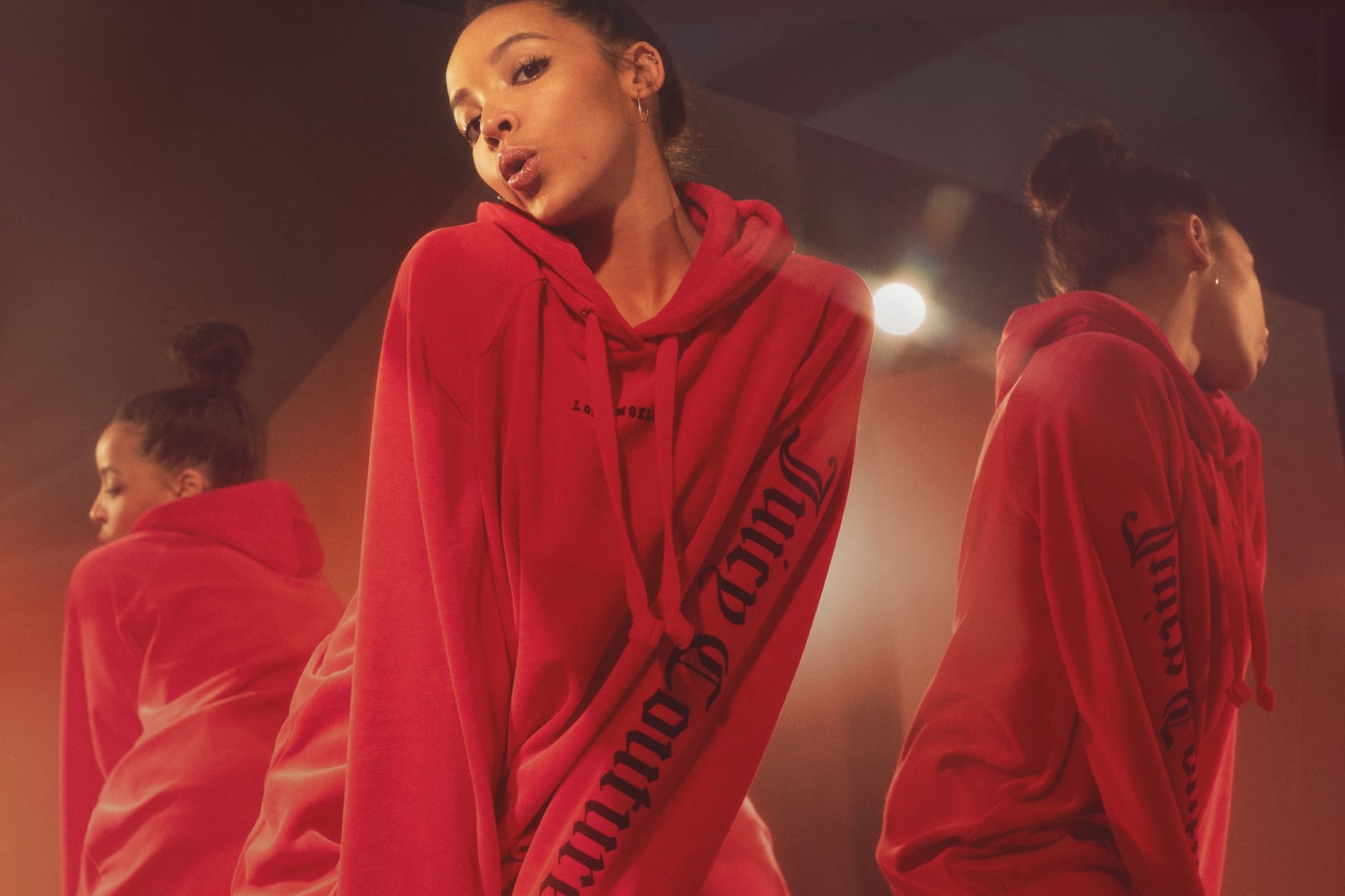 Juicy Couture: Φόρος τιμής στις εμβληματικές φόρμες που κάθε γυναίκα αγάπησε