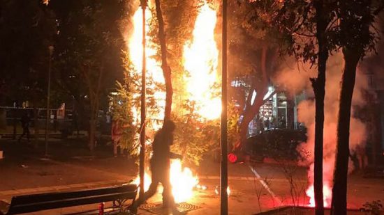 Εξάρχεια: Έκαψαν και το νέο χριστουγεννιάτικο δένδρο του Δήμου Αθηναίων