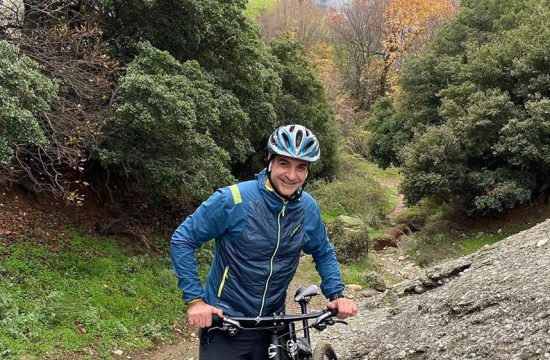 Ο Κυριάκος Μητσοτάκης κάνει mountain bike στα Μετέωρα