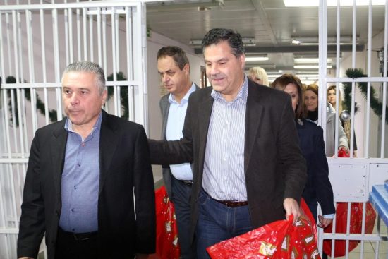 ΝΔ: συγκέντρωσε βιβλία και δώρα για τις γυναίκες και τα παιδιά των φυλακών Ελεώνα Θήβας (pic)