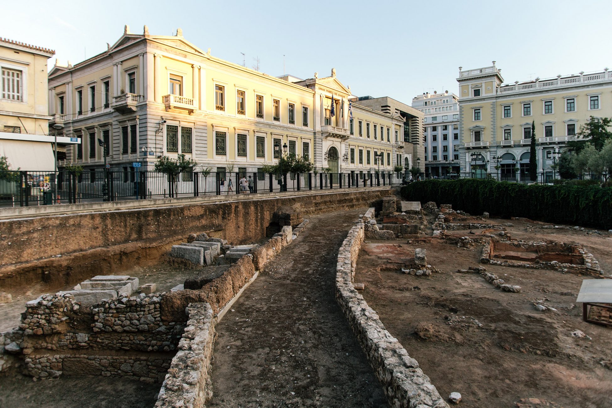 Χρόνια πολλά κύριε Μπακογιάννη, χρόνια πολλά κυρία Μενδώνη…