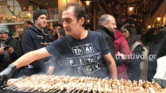 Γιορτινό κλίμα στη Θεσσαλονίκη, με μουσική και φαγητό στους δρόμους την παραμονή των Χριστουγέννων