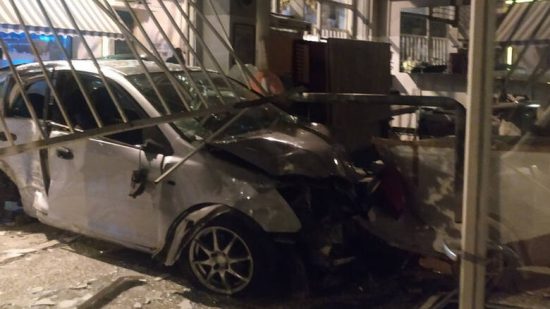 Τρελή πορεία αυτοκινήτου στον Κολωνό – Καρφώθηκε σε κατάστημα (video)