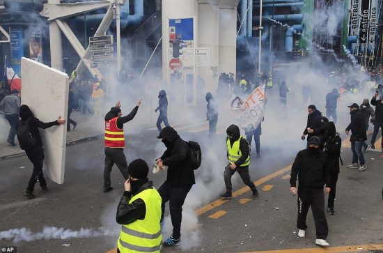 Χάος στο Παρίσι: Χρήση δακρυγόνων από την αστυνομία κατά διαδηλωτών (pics)