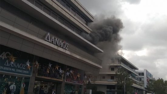Φωτιά στο γνωστό πολυκατάστημα “Δαναός” στον Χολαργό (video)