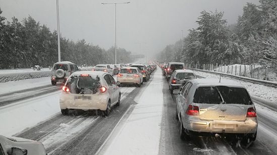 Κακοκαιρία «Ζηνοβία»: Έκλεισε η Εθνική Οδός Αθηνών-Λαμίας – Εγκλωβισμένοι οδηγοί στη Μαλακάσα