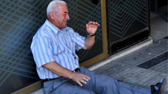 Economist: Ο απελπισμένος Έλληνας συνταξιούχος των capital controls στις πιο εμβληματικές εικόνες της 10ετίας