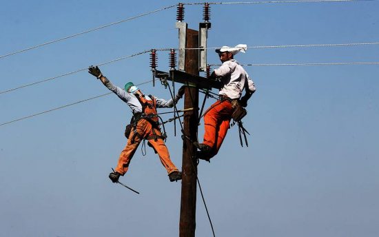 ΔΕΔΔΗΕ: Υπό δύσκολες συνθήκες συνεχίζεται η προσπάθεια για την αποκατάσταση του δικτύου στα Βίλια Αττικής