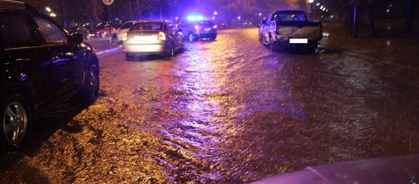 Η κακοκαιρία έπληξε την Θεσσαλονίκη: Σφοδρή καταιγίδα – Τέσσερις εγκλωβισμένοι