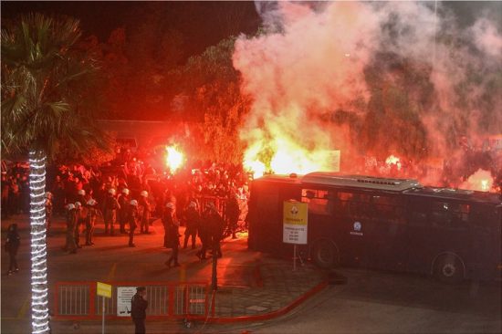 Ολυμπιακός-Παναθηναϊκός: Επεισόδια και χρήση δακρυγόνων έξω από το «Γ. Καραϊσκάκης»