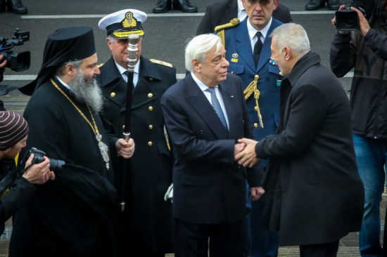 Θεοφάνεια: Πλήθος κόσμου στον αγιασμό των υδάτων ανά την Ελλάδα- Αψήφισαν την κακοκαιρία