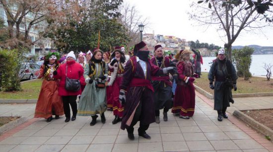 Θεοφάνια: Καρναβάλια, περιστέρια και «φωτοκόλυβα» στα περίεργα ελληνικά έθιμα της ημέρας