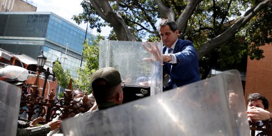 Βενεζουέλα: Ο Γκουαϊδό κατάφερε να μπει στην Βουλή και να οριστεί ξανά πρόεδρος