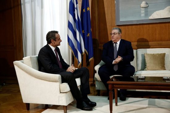 Γιατί γύρισε ο κόσμος ανάποδα στην συνάντηση Μητσοτάκη – Κουτσούμπα