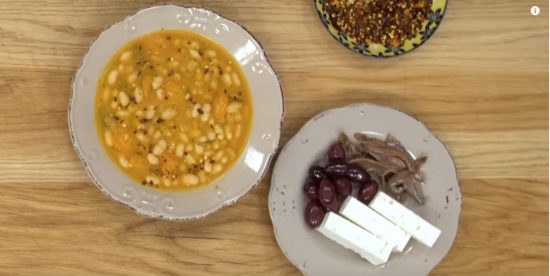 Ένα ζεστό χειμωνιάτικο πιάτο: Φασολάδα από τον Άκη Πετρετζίκη