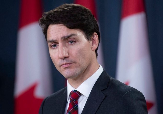 Ο Τζαστιν Τριντό, πρωθυπουργός του Καναδά, μπροστά από σημαίες της χώρας του
