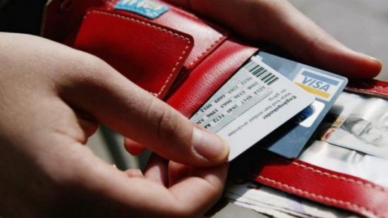 Ειρηνοδικείο Αθηνών: Μόνο με συστημένη επιστολή η ταχυδρομική αποστολή των τραπεζικών καρτών
