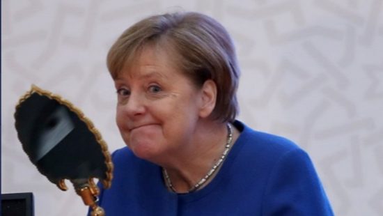 Βίντεο: Η Μέρκελ κάνει σαν μικρό παιδί με τον καθρέπτη που της χάρισε ο Ερντογάν!