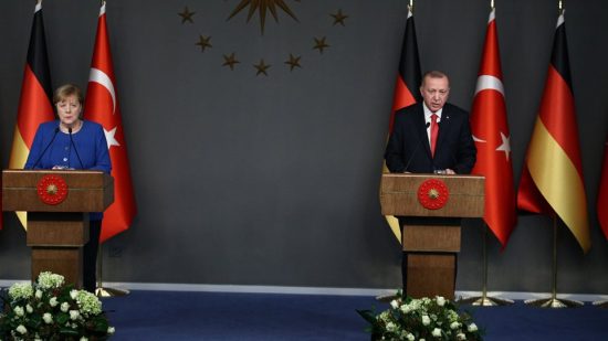 Συνεχίζει να στηρίζει Σάρατζ ο Ερντογάν – Σταθερή εκεχειρία στη Λιβύη ζητά η Μέρκελ