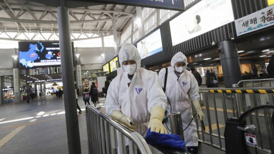 Κοροναϊός: Ο ΠΟΥ χαρακτηρίζει «υψηλό» τον κίνδυνο εξάπλωσης του ιού σε διεθνές επίπεδο