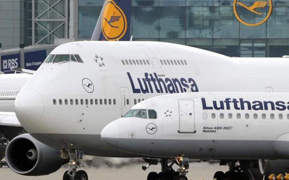 Δύο αεροσκάφη της Lufthansa σε αεροδρόμιο
