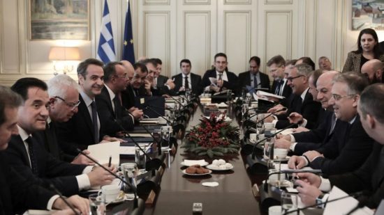 Υπουργικό Συμβούλιο: Η ατζέντα, οι «μπλε φάκελοι» και τα συγχαρητήρια Μητσοτάκη σε Χρυσοχοΐδη