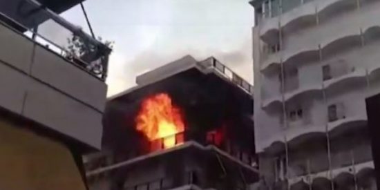 Μεγάλη φωτιά στο Φάληρο: Σε εξέλιξη η επιχείρηση κατάσβεσης – Καταστράφηκε ολοσχερώς το διαμέρισμα (pics&videos)