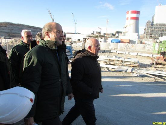 Πτολεμαϊδα 5: Επεισοδιακή επίσκεψη Χατζηδάκη στο εργοστάσιο της ΔΕΗ – Πανό, μαύρες σημαίες και… μαντινάδες με τους εργαζόμενους