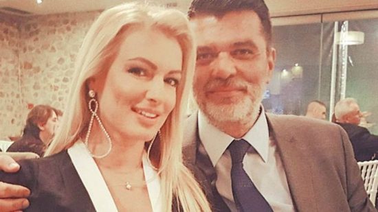 Λαμπερός γάμος βουλευτή με γνωστή δημοσιογράφο – Κουμπάρος ο Στέλιος Πέτσας
