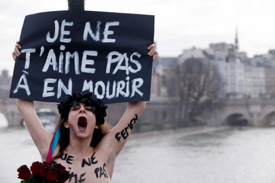 Μέλη των Femen αλυσοδέθηκαν στο Παρίσι ανήμερα του Αγίου Βαλεντίνου (video)